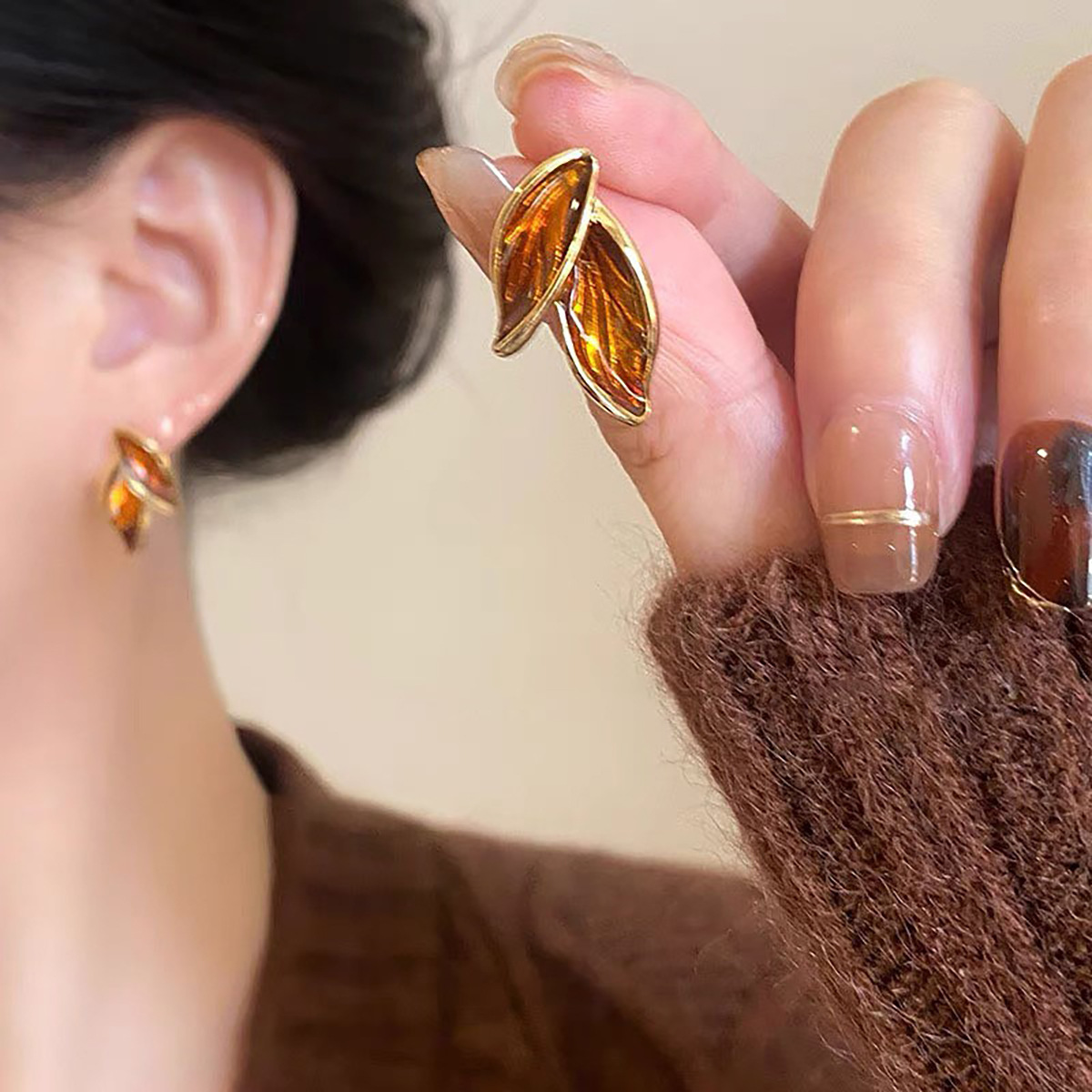 The 2025 new elegant leaf ear studs for ladies feature a fashionable Japanese and Korean style. Made of 925 sterling silver, they are perfect for outdoor wear Specification drawing