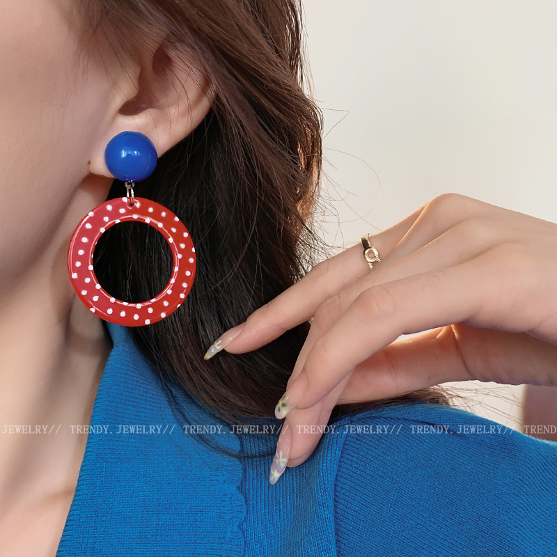 Autumn and winter Hong Kong-style retro style earrings, women's high-end, simple and versatile stud earrings, 2025 new best-selling earrings and earrings Application Scenario