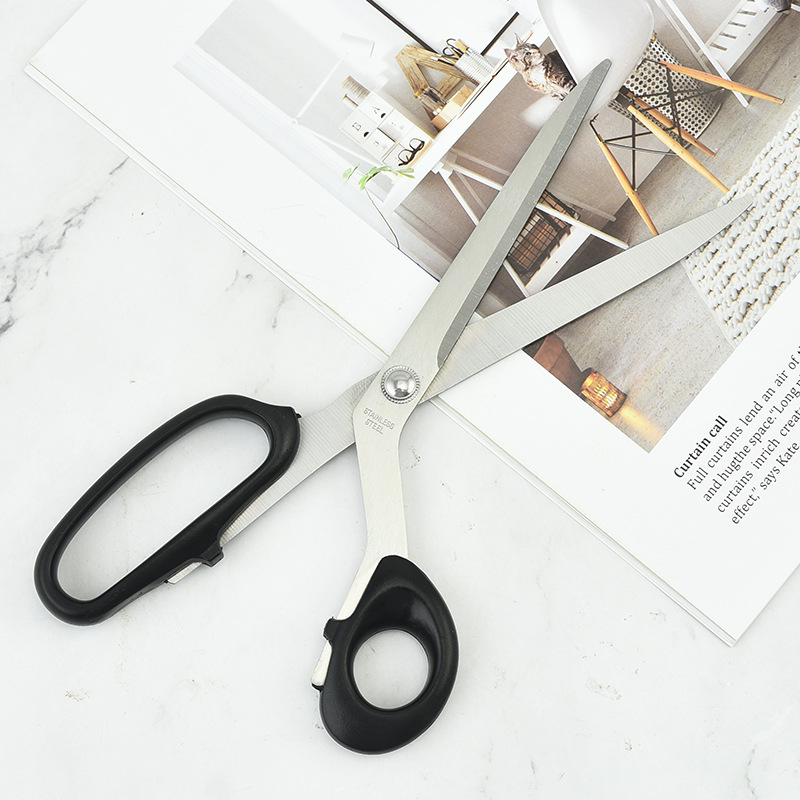 Manufacturer's in-stock stainless steel tailor scissors, 10-inch noodle cutting scissors, clothing scissors, hand scissors, barbecue scissors, kitchen scissors Application Scenario