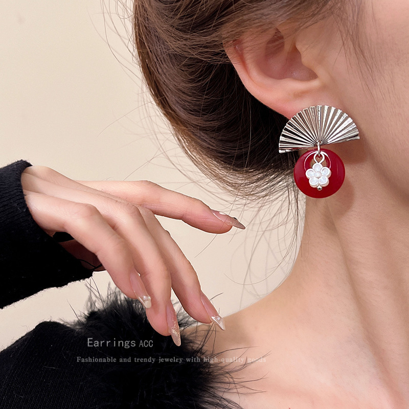 High-end retro fan earrings for women, 2024 new, niche design, simple autumn and winter stud earrings, personalized earrings Specification drawing