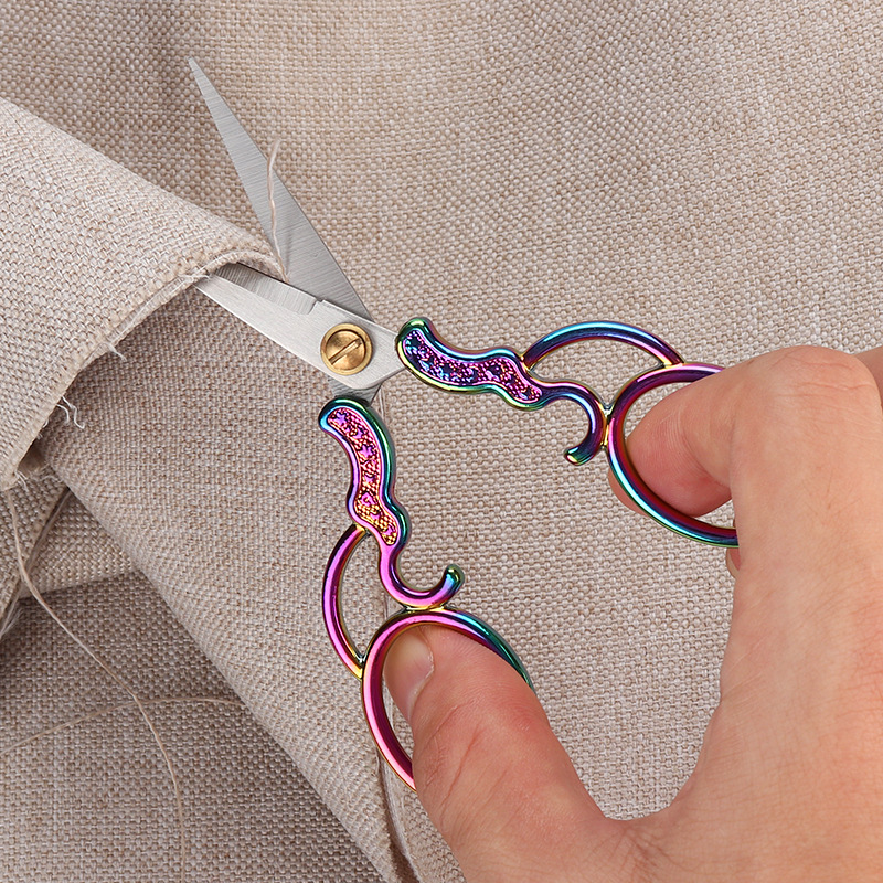 Lin Tai's vintage scissors, stainless steel paper-cutting, embroidery scissors, DIY handcrafted pointed scissors, gift alloy small scissors Application Scenario