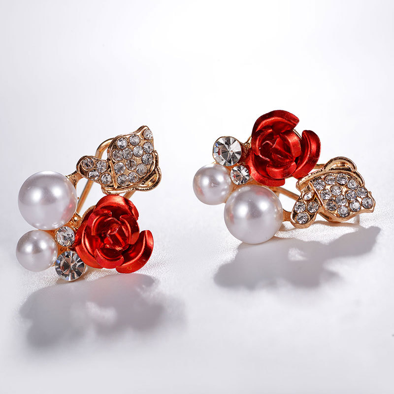 European and American ear clips are selling well across borders. They are elegant, exquisite and fashionable, with water diamonds, pearls, roses, butterflies, bridal ear buckles and stud earrings full figure