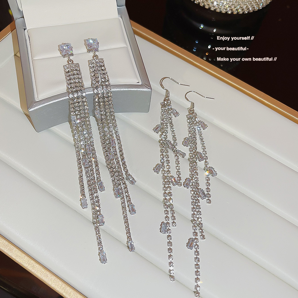 Fashionable and versatile geometric tassel earrings, with a light luxury and high-end feel, exude a refined and elegant temperament. The earrings feature a niche design and are stud earrings for women details Picture