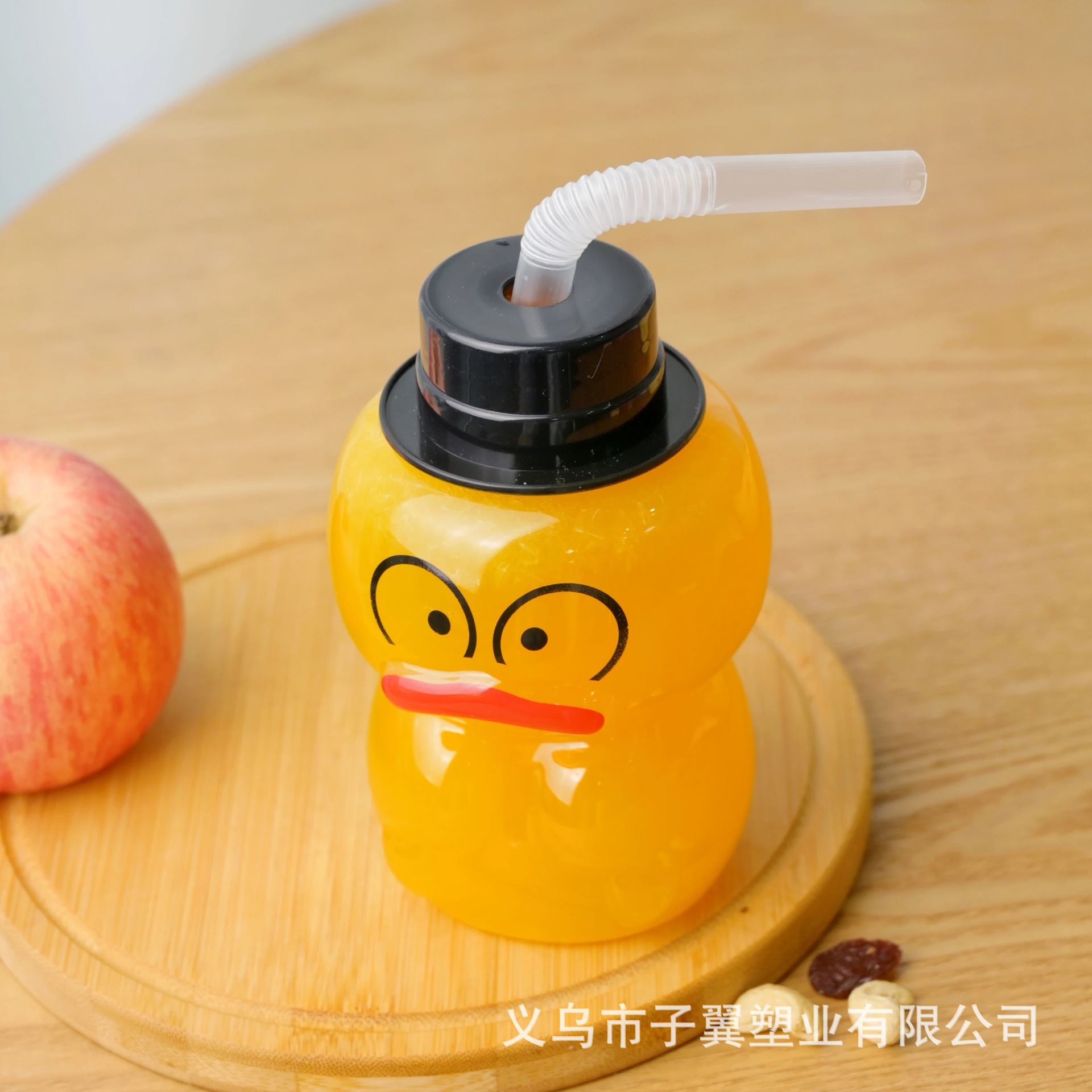 The manufacturer is selling a new type of cute summer little yellow duck juice drink milk tea cup, a popular PET cold drink cup with a lid Application Scenario