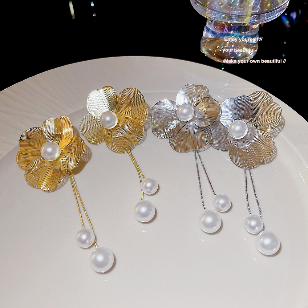 European and American bestsellers, exaggerated and unique petal earrings, light luxury and high-end style, tassel earrings, versatile and exquisite stud earrings for women details Picture