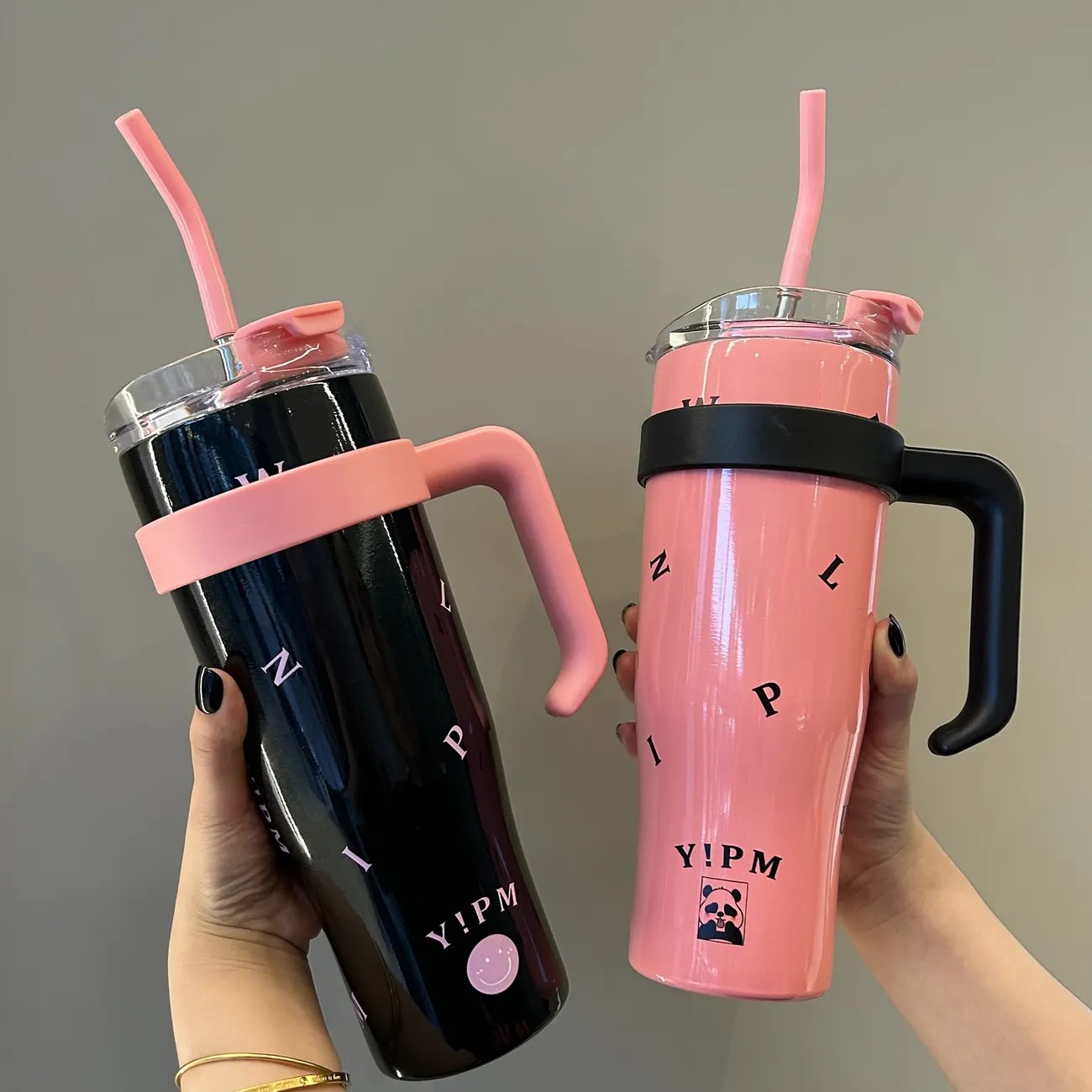 New large-capacity giant insulated cup for girls, high appearance level straw cup, stainless steel handle water cup full figure