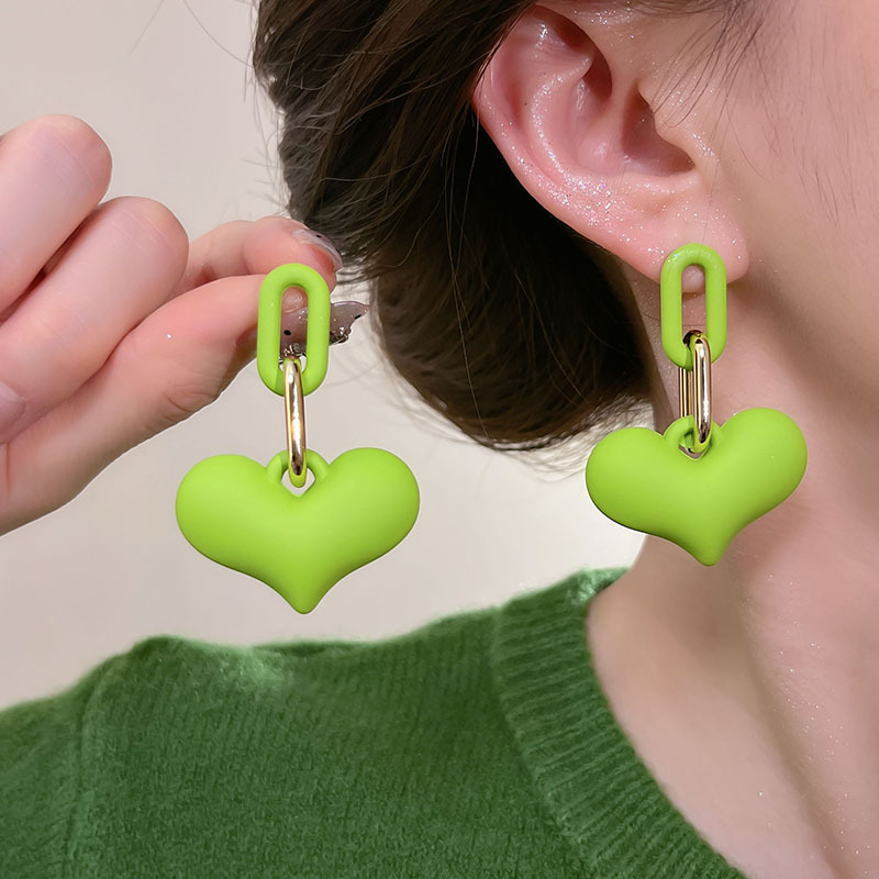 The fresh and clean green earrings exude a sense of sophistication and simplicity. The earrings are a new 2025 bestseller and a niche Internet celebrity accessory Application Scenario
