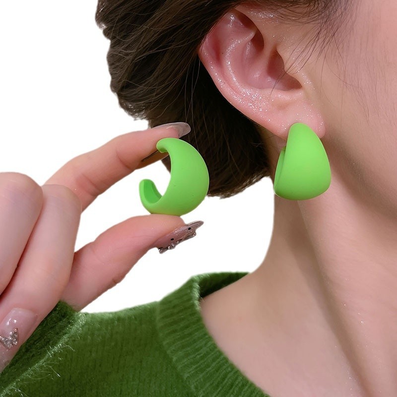 The fresh and clean green earrings exude a sense of sophistication and simplicity. The earrings are a new 2025 bestseller and a niche Internet celebrity accessory Item Picture