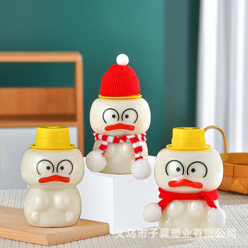 The manufacturer is selling a new type of cute summer little yellow duck juice drink milk tea cup, a popular PET cold drink cup with a lid full figure