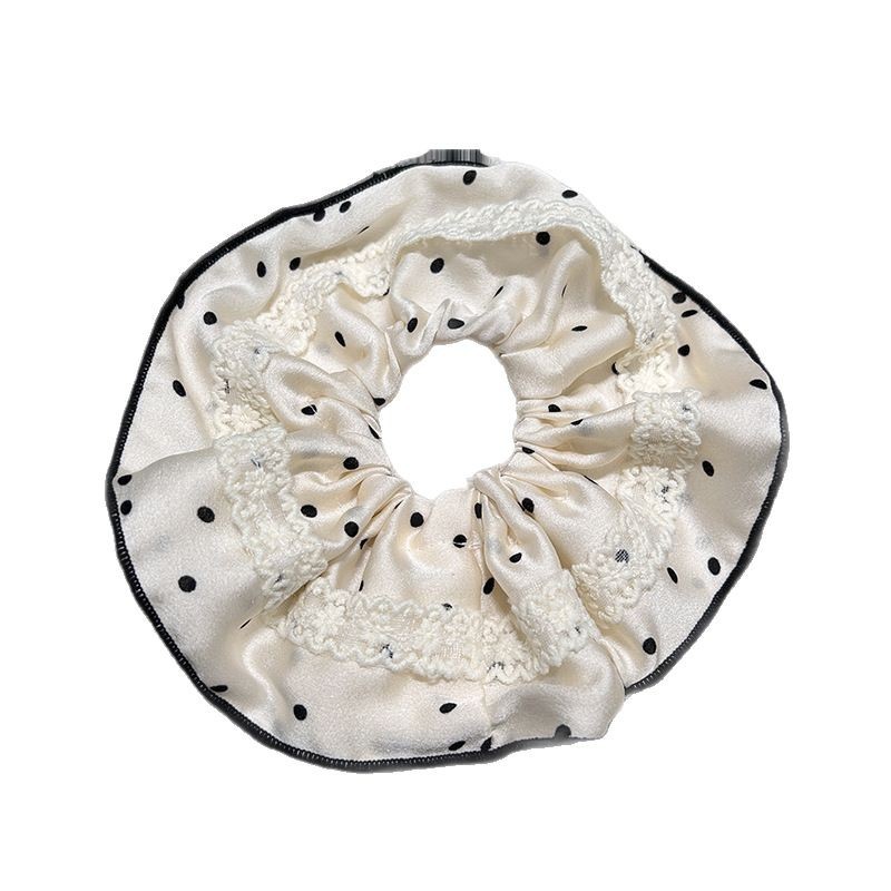 The polka dot lace large collar exudes a gentle and high-end vibe. The low ponytail headwear is versatile and won't hurt your hair. It's a forest-style girl's hair band Application Scenario