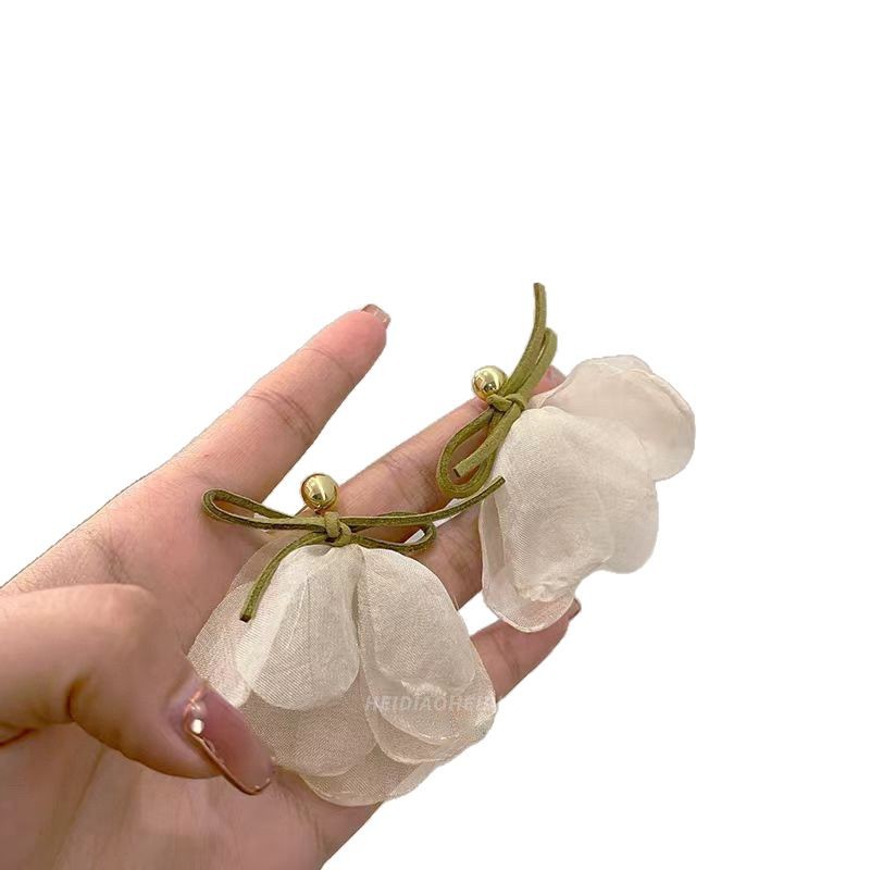 Dopamine flower ear clips, a new French niche design for women without ear holes, with a high-end feel. A best-selling ear accessory in 2025 Item Picture