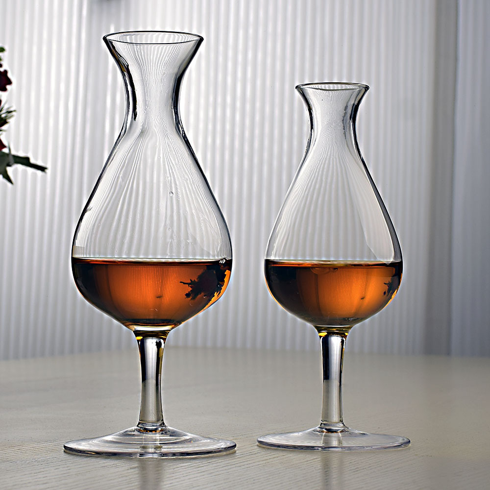 High-footed liquor dispenser, wine pot, wine pouring vessel, tulip crystal glass, high-footed wine glass full figure