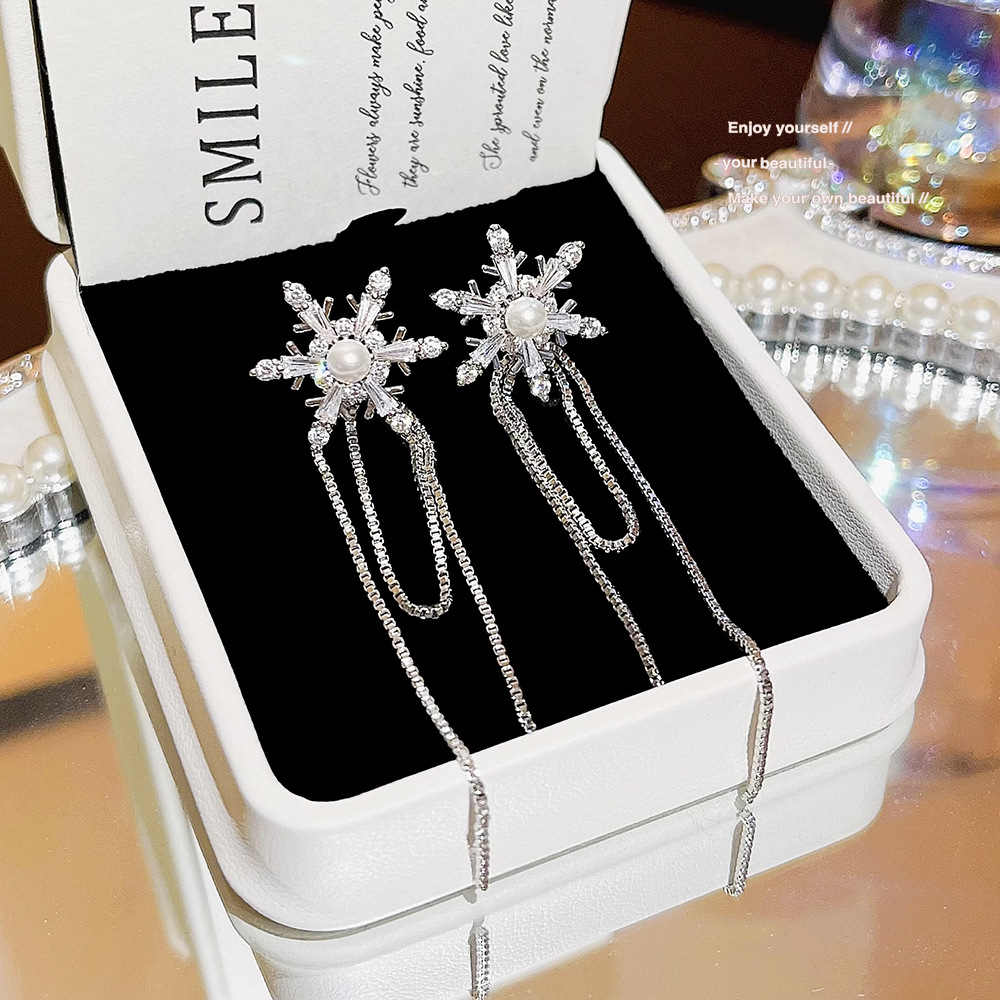 A pair of earrings with a fashionable, ethereal and niche design, the same snowflake pearl and elegant tassel earrings as the Internet celebrity, for women full figure