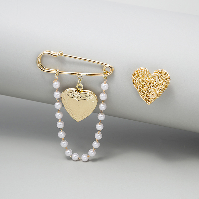 A retro geometric heart brooch with a cold and cool style on Instagram, a fashionable and simple pearl chain two-piece brooch and corsage Application Scenario