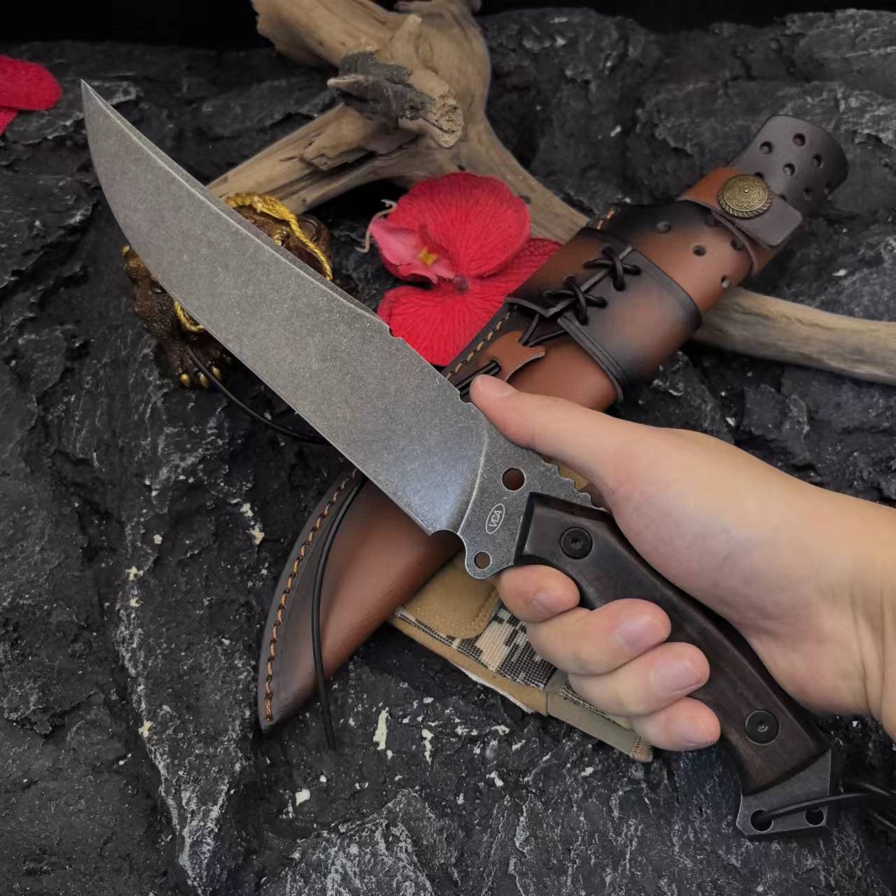 The new D2 Tyrannosaurus rex one-piece keel hand-forged high-hardness outdoor multi-functional straight knife and wilderness camping survival knife Application Scenario
