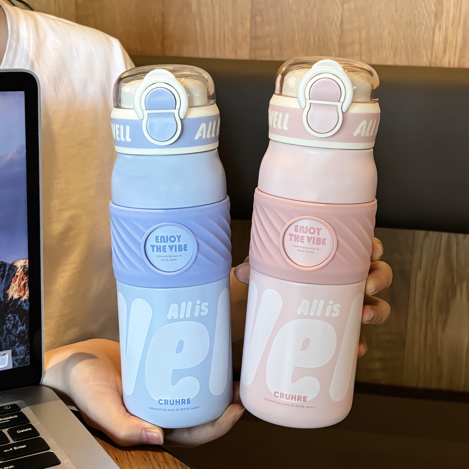 The WELL simple dual-drink thermos cup with a high aesthetic level features a lock design and a sturdy handle for easy carrying. It is a straw cup details Picture