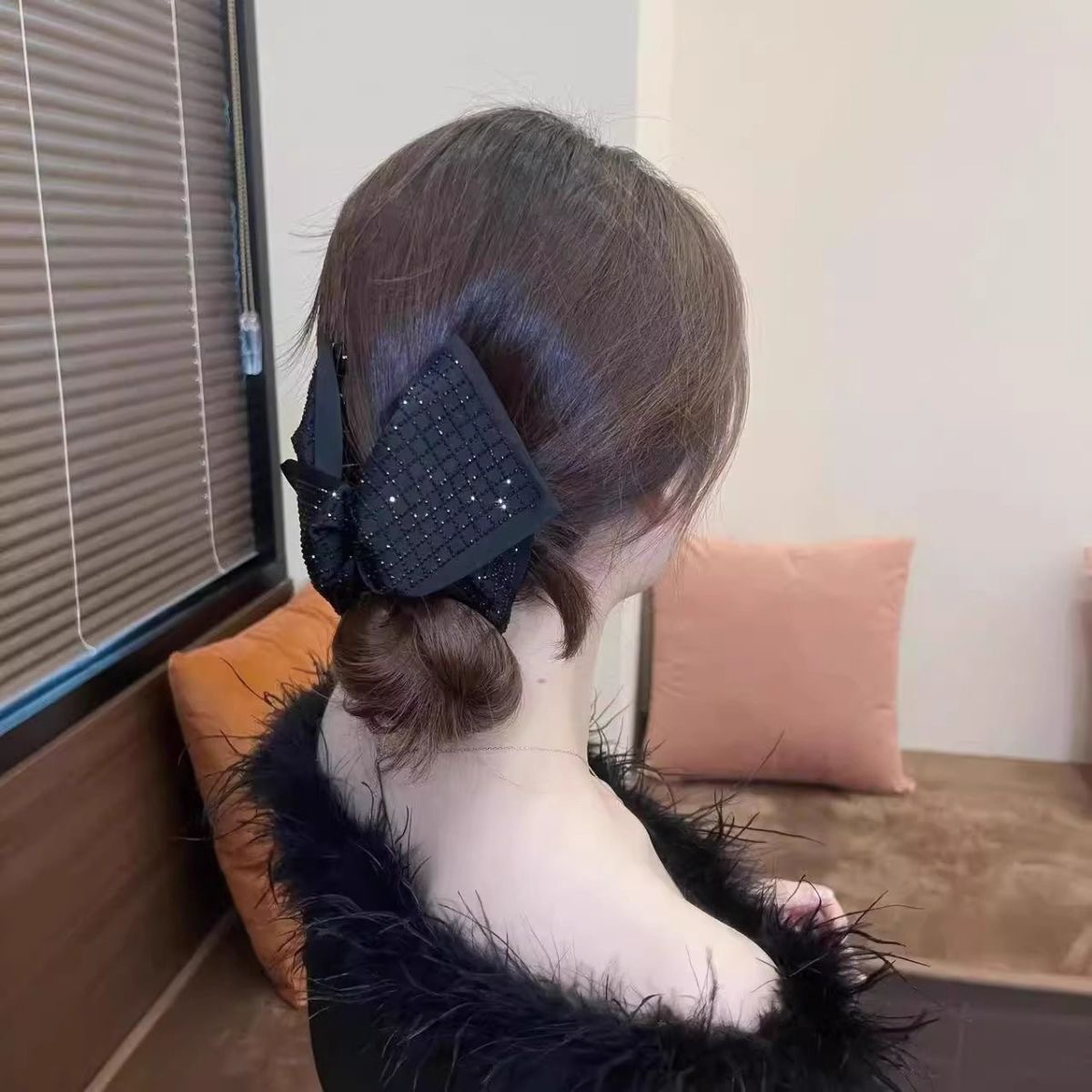 The water diamond checkered claw clip exudes an elegant and refined charm. The high ponytail hair clip gives a high-end female feel. The back of the head is a shark clip headwear details Picture