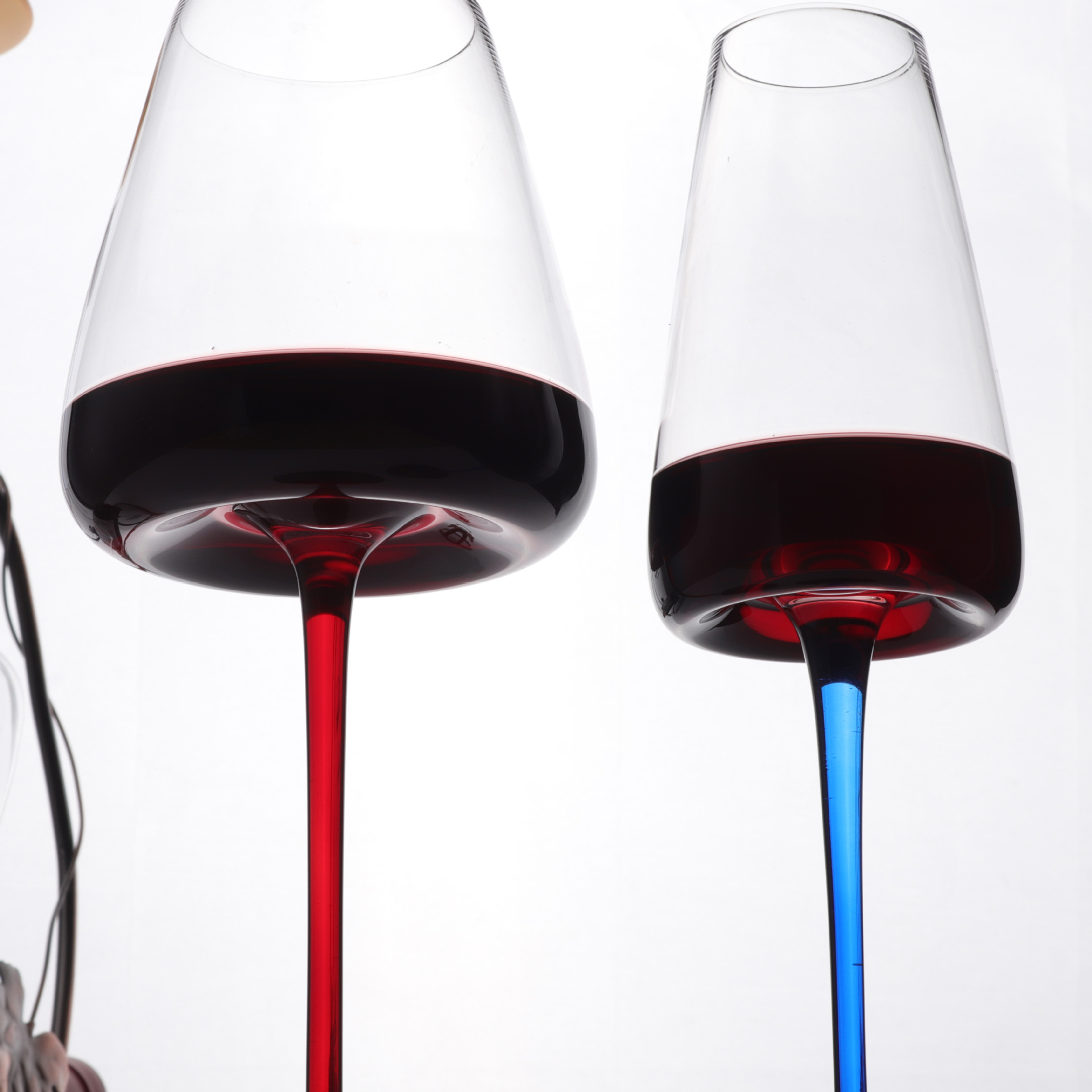 A variety of large Burgundy household red stem, black bottom, concave bottom red wine glasses, champagne glasses, black bow tie, and crystal red wine glasses Specification drawing