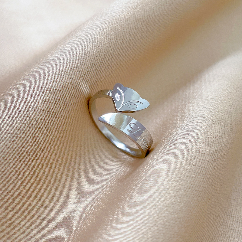 【 Non-Fading 】 Fox-shaped titanium steel cold style dance ring for men and women, trendy and simple food rings on Instagram Application Scenario
