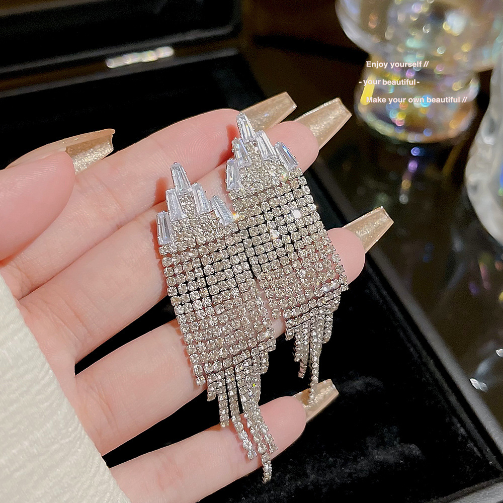European and American best-selling geometric exquisite tassel earrings, light luxury and high-end long earrings wholesale, elegant and versatile, stud earrings for women Application Scenario