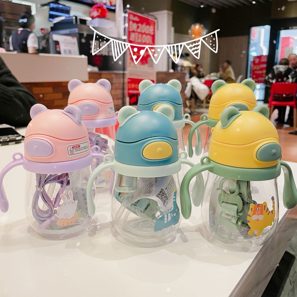 Infant cartoon bear straw cup, baby drinking cup, with handle, back rope and scale, children's water cup Specification drawing