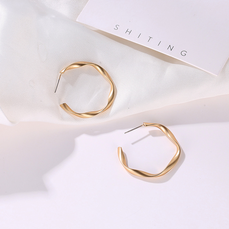 Wholesale of new creative, simple geometric twisted earrings and retro matte ear loops that are popular cross-border in Europe and America Specification drawing