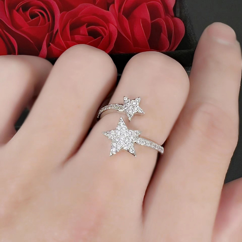 This is a niche design ring with a full diamond zircon star opening. It exudes a simple and luxurious feminine charm with a cold and elegant style Specification drawing
