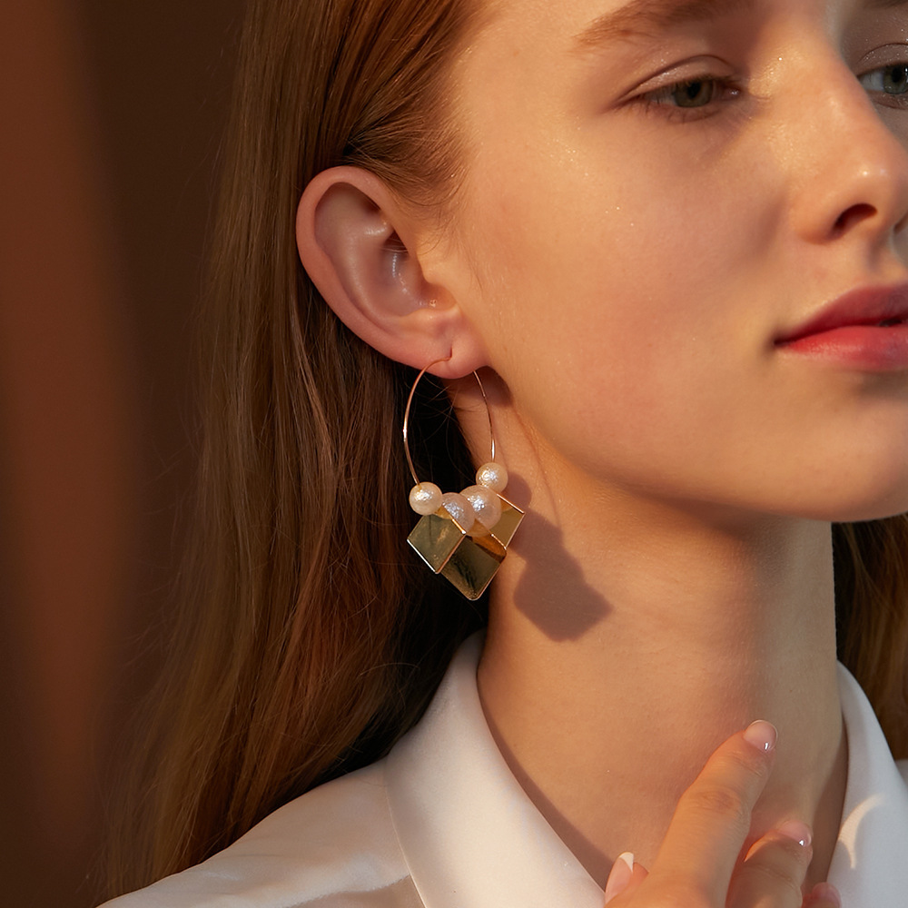 European and American ins simple geometric pearl earrings, French light luxury creative smooth square ear hooks, and trendy exaggerated ear buckles full figure