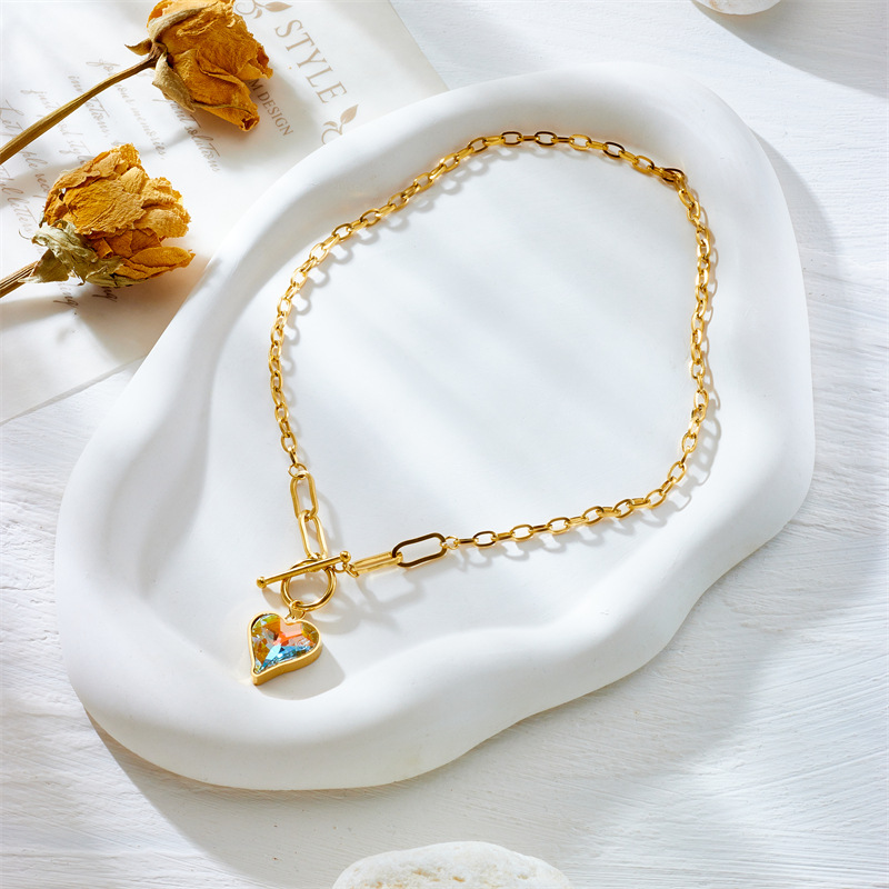 European and American fashion, creative, retro and high-end, cut surface iridescent crystal heart pendant OT buckle chain necklace Specification drawing