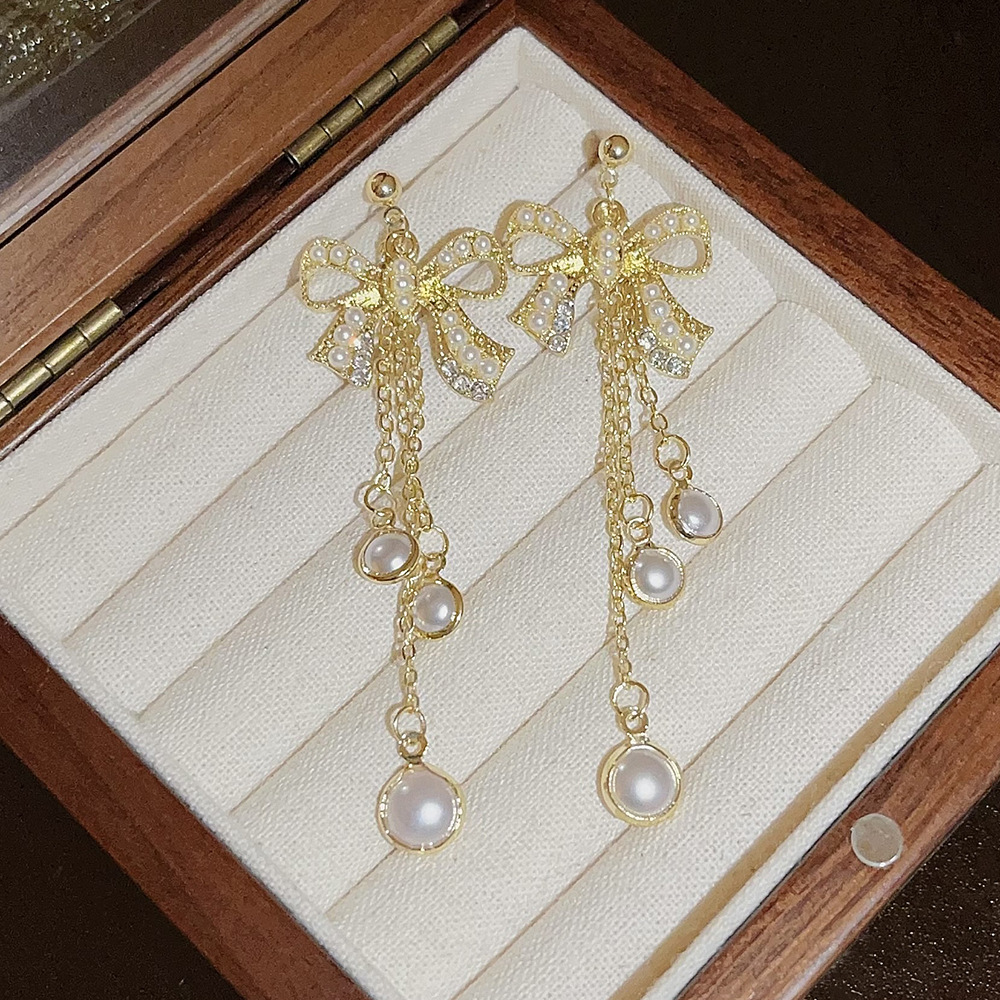 Korean-style long bow tassel earrings, high-end autumn and winter earrings, versatile and elegant pearl stud accessories for women Application Scenario