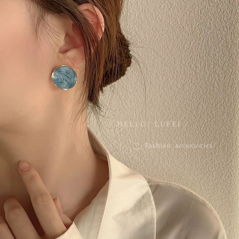 The exquisite blue earrings exude a high-end feminine charm. The ear studs are a new type of niche design in 2025, a popular and trendy earpiece Application Scenario