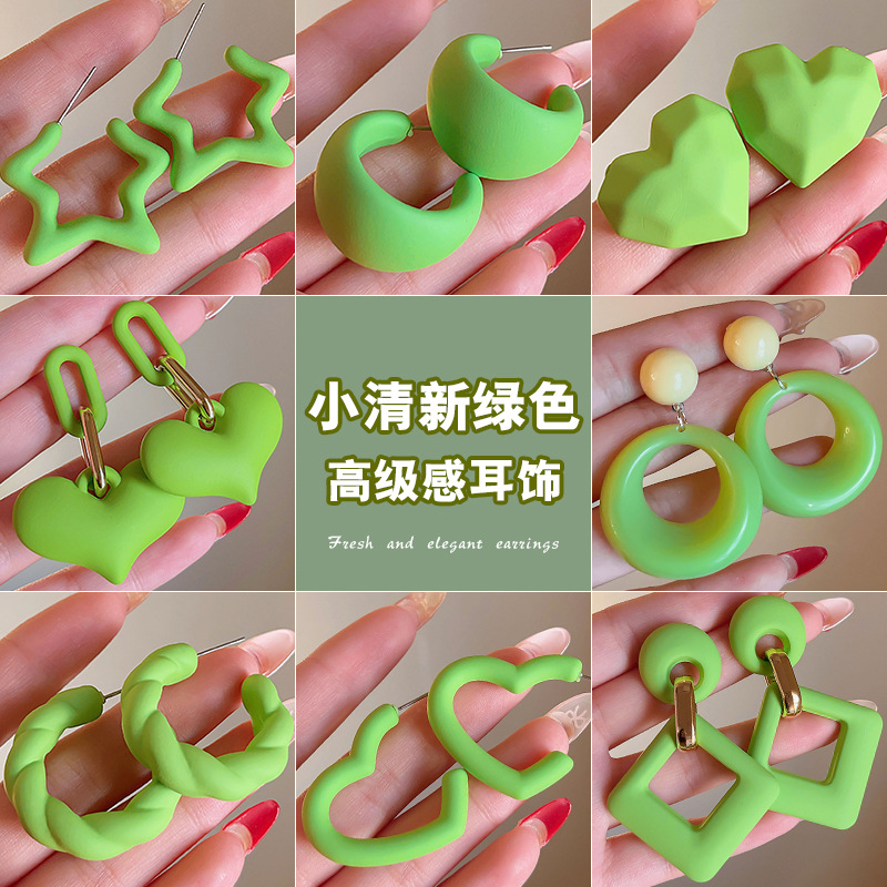 The fresh and green earrings exude a sense of sophistication for women. The exaggerated ear rings are a new style in 2025, with a unique and elegant touch. The ear studs are fashionable earrings full figure