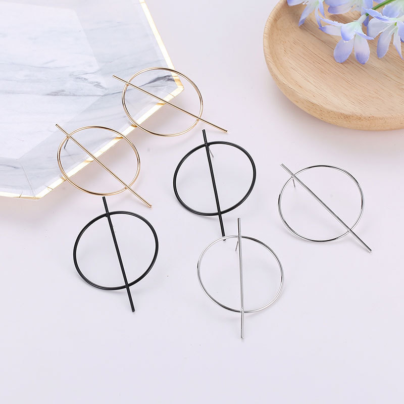 Exaggerated large circular geometric stud earrings in a nightclub fashion trend, simple style, versatile and popular earrings details Picture