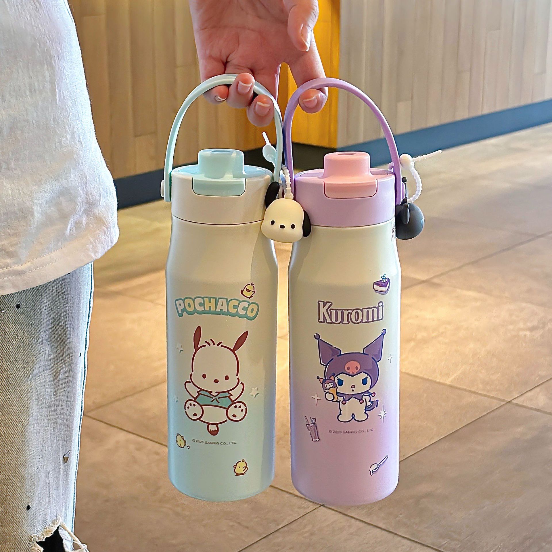 The Sanrio family series gradient insulated cup comes with a handle for easy carrying and a large-capacity drinking cup with a direct drinking design Application Scenario