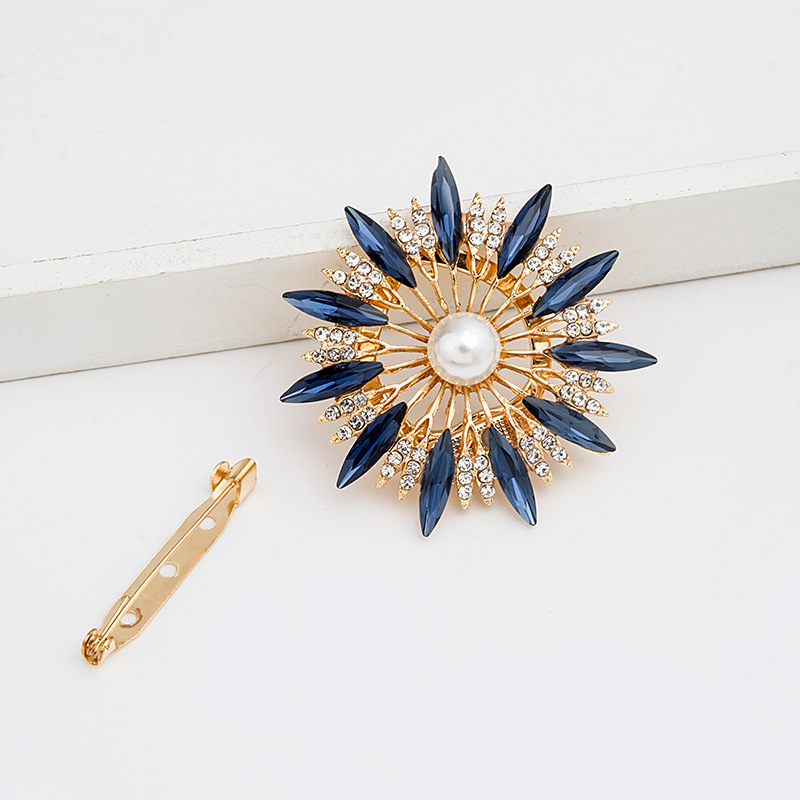 Luxurious creative crystal sunflower brooch for export, Korean version creative pearl flower dual-purpose silk scarf clasp corsage Application Scenario