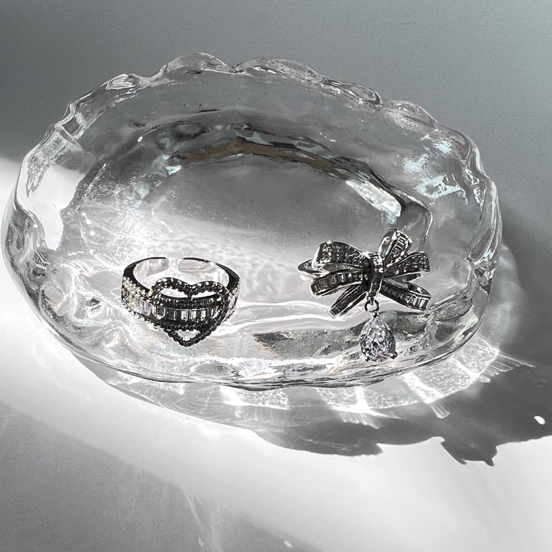 A new, light luxury and high-end open-mouth ring with a niche design sense, a fashionable and individual index ring for women on Instagram, showing a cold trend full figure