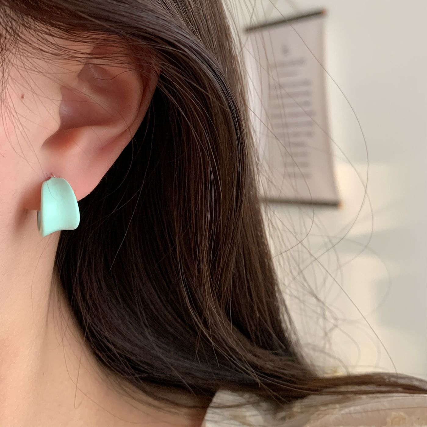 Spring and summer candy-colored enamel oil drip irregular C-shaped stud earrings for women with silver needles, unique design sense, fresh and elegant style details Picture