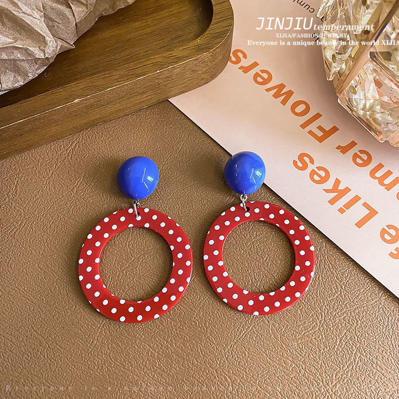 Retro Hong Kong-style playful girl stud earrings, exaggerated polka dot large round earrings, eye-catching and stylish contrasting color earrings, versatile for girls Application Scenario