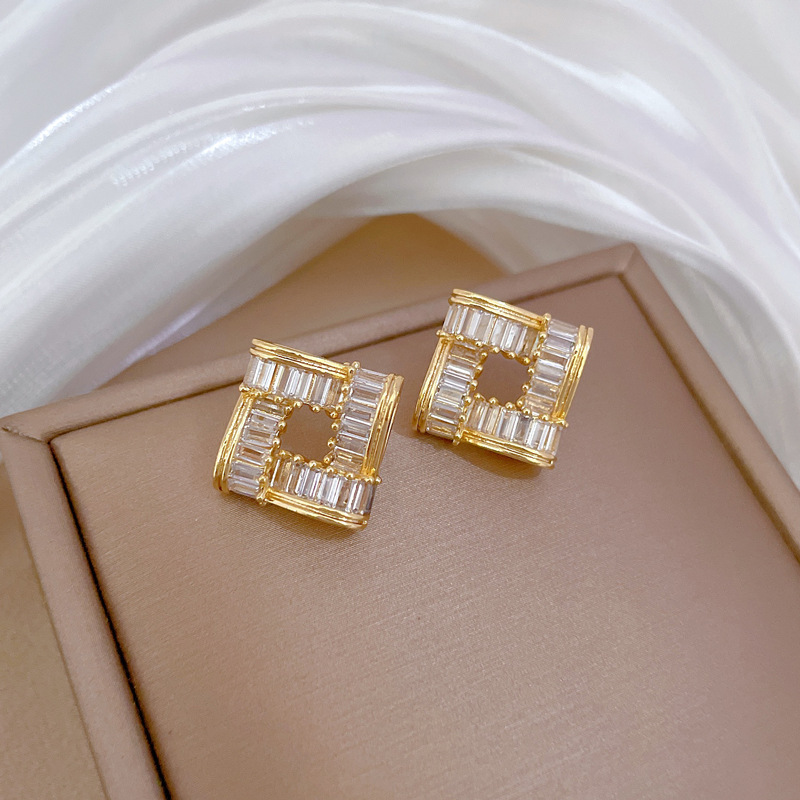 【 Titanium Steel 】 Necklace and earring set, light luxury Full diamond geometric square, personalized and elegant banquet earrings and necklaces Application Scenario