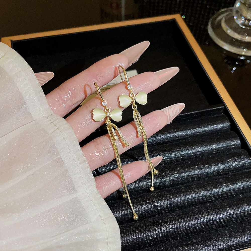 Sweet and fresh bow tassel earrings, a niche and high-end feel, with a unique and elegant style. Ear hooks, a versatile and stylish accessory for women Application Scenario