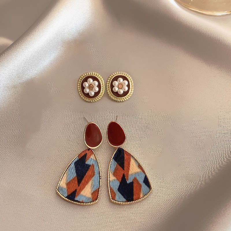 Light luxury and high-end autumn and winter earrings, women's style, trendy ear studs, niche Douyin bestsellers, wholesale earrings Specification drawing