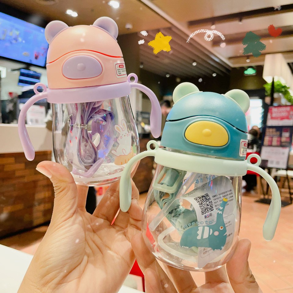 Infant cartoon bear straw cup, baby drinking cup, with handle, back rope and scale, children's water cup Application Scenario