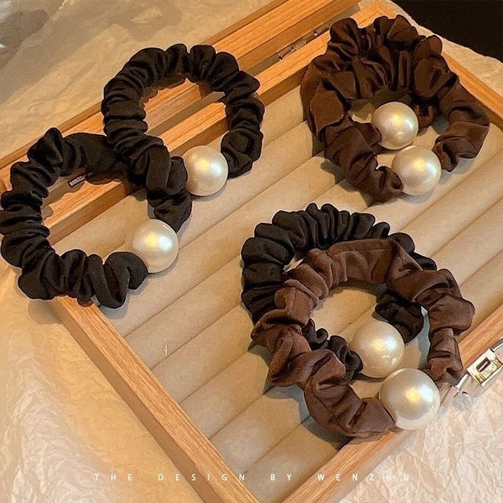 Korean-style pearl pleated small hair bands, ponytail hair ties, leather straps, high-elasticity rubber bands, headwear, simple and elegant women's hair accessories Application Scenario