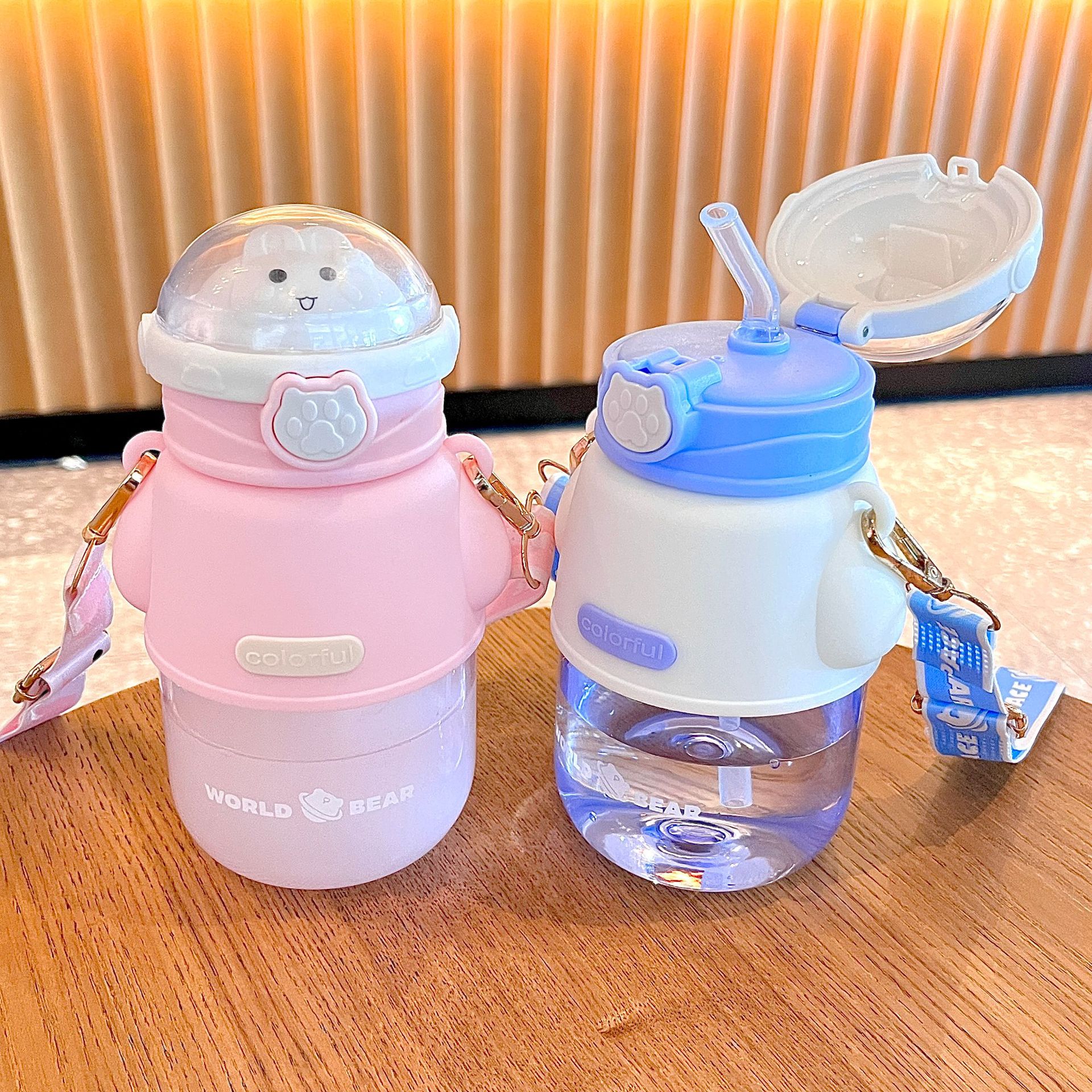 Portable large-capacity plastic cup, high appearance level student sports water cup, astronaut bear children's straw cup, shoulder strap, hand-carry details Picture