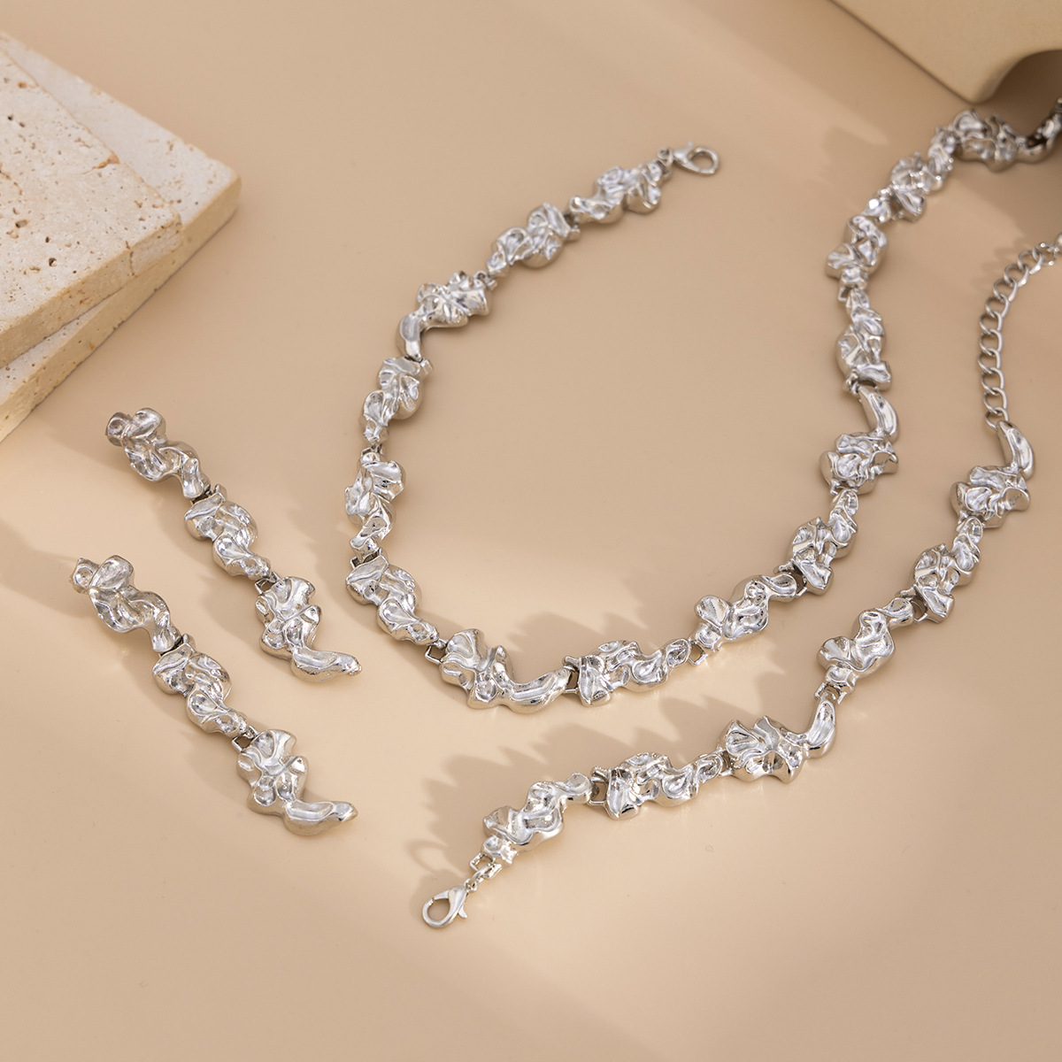 European and American niche design liquid pleated choker metal irregular necklace, cross-border export sweet and cool lava necklace Application Scenario