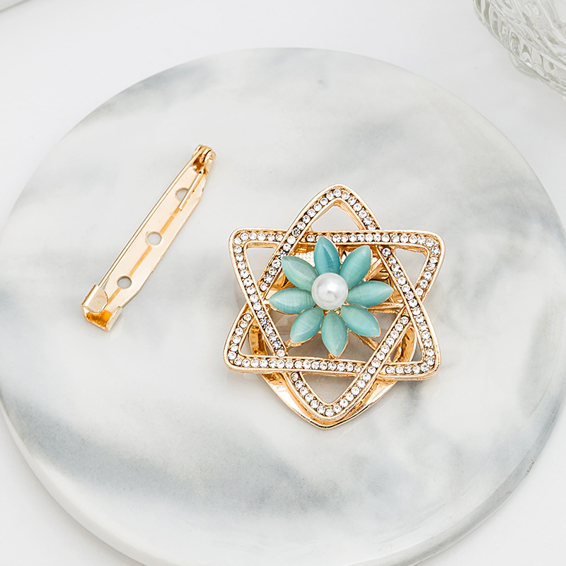 Korean creative crystal flower brooch, dual-purpose hem knot to prevent exposure, silk scarf buckle brooch details Picture