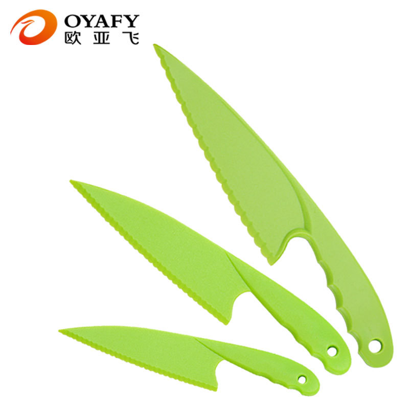 Wholesale children's plastic fruit knives, birthday cake tray knives, cheese dessert knives, serrated bread knives, peeling toy knives Application Scenario