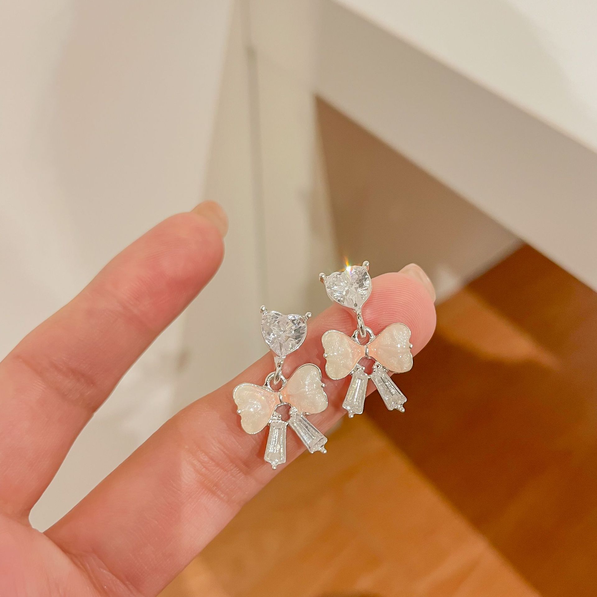 French-style gentle and elegant diamond-encrusted zircon bow stud earrings for women, a light luxury and niche silver needle earrings wholesale Specification drawing