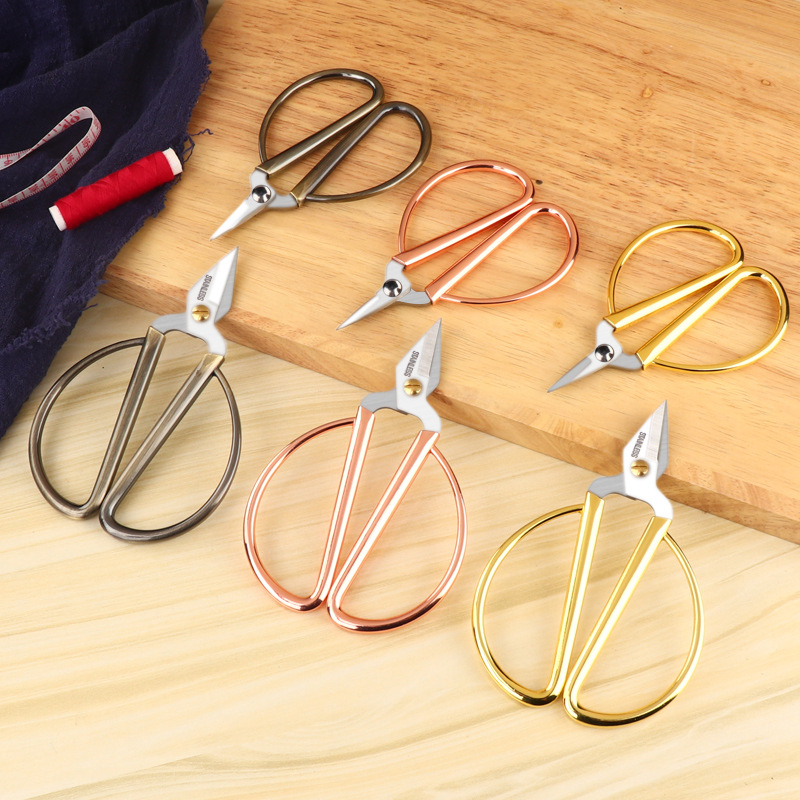 Lin Tai's nail clippers, retro small scissors, pedicure clips, stainless steel thread ends, dragon and phoenix gold toe edge scissors details Picture