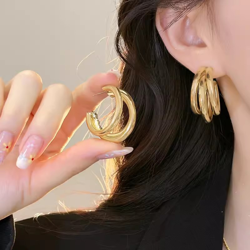 High-end metal earrings for women, a new bestseller in 2025, light luxury stud earrings, niche design, simple and elegant earrings Application Scenario
